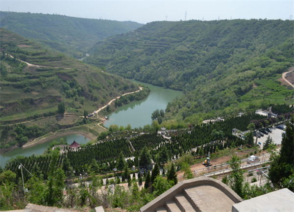 西安高橋墓園環(huán)境優(yōu)雅 依山傍水 免費接送看墓